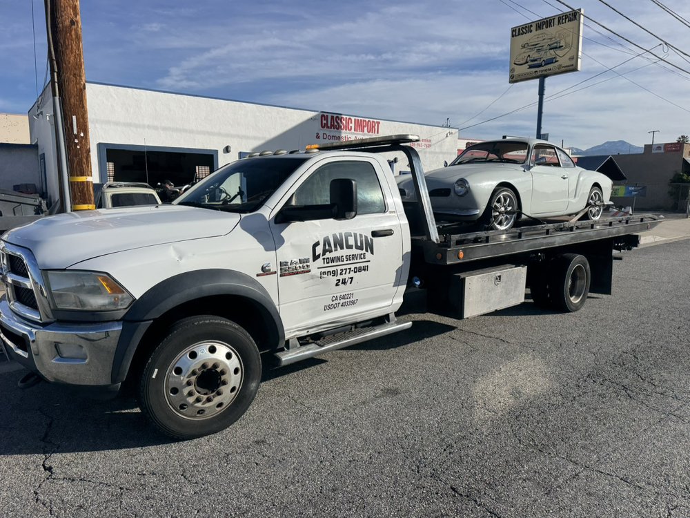 Cancun Towing Service flatbed transporting a classic car to a repair shop
